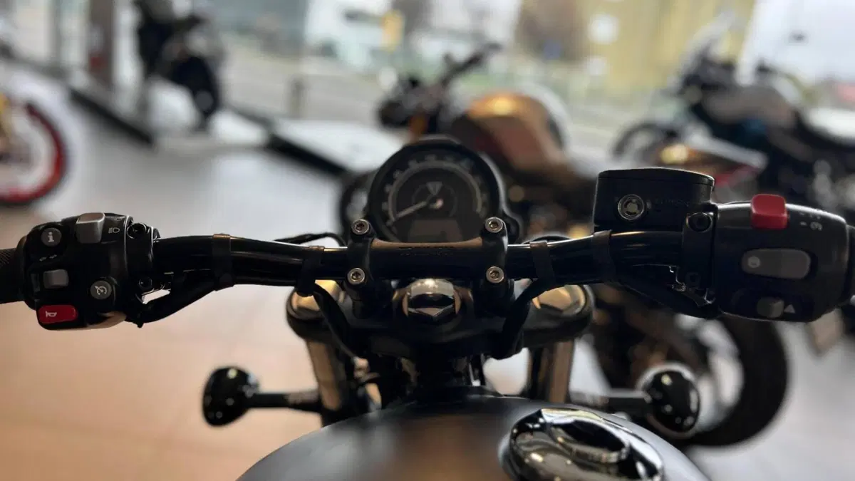 Triumph Bonneville Bobber 1200 (2026)  (8)