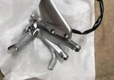 PEDANA ANTERIORE DESTRA COMPLETA PER HONDA CBR 100 - Annuncio 9934666