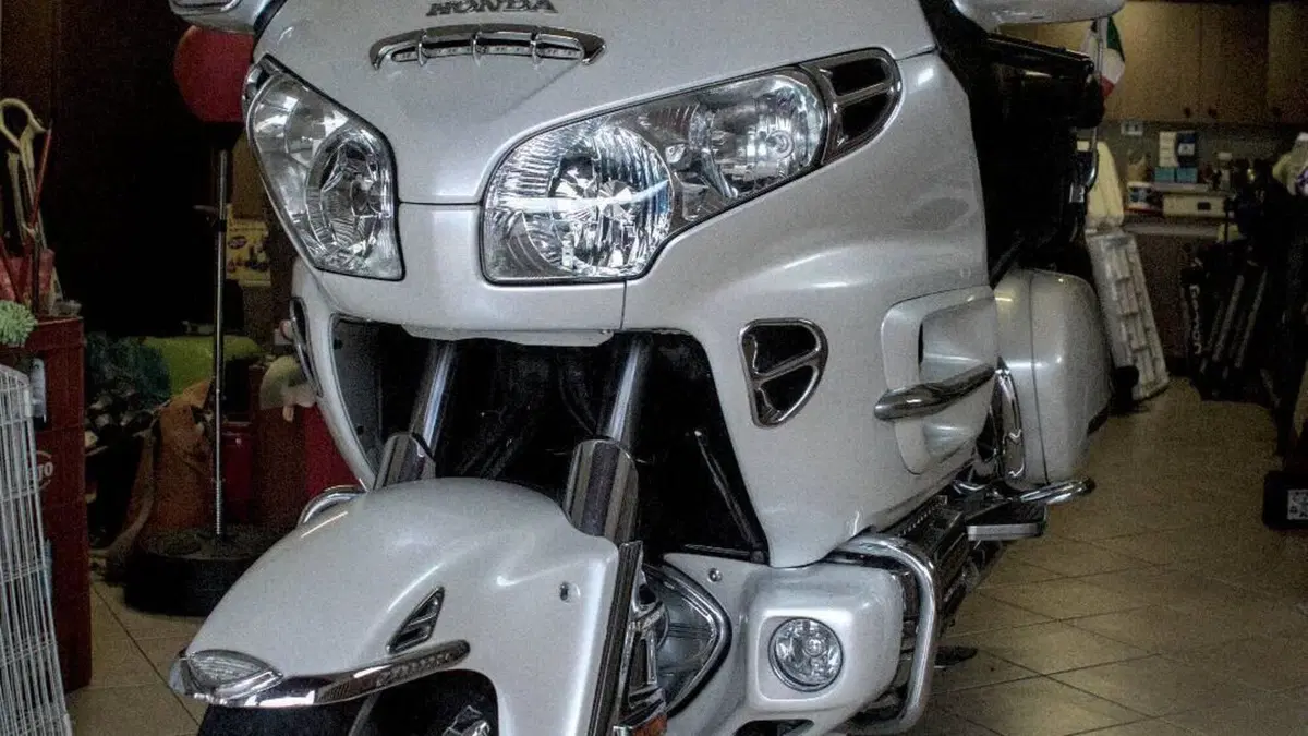 Honda GL 1800 Gold Wing (2000 - 05)  (2)