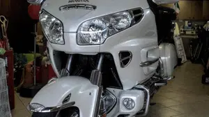 Honda GL 1800 Gold Wing (2000 - 05)  (2)