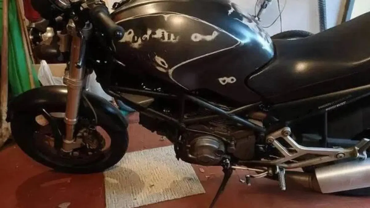 Ducati Monster 600 Dark (1998 - 01)  (3)