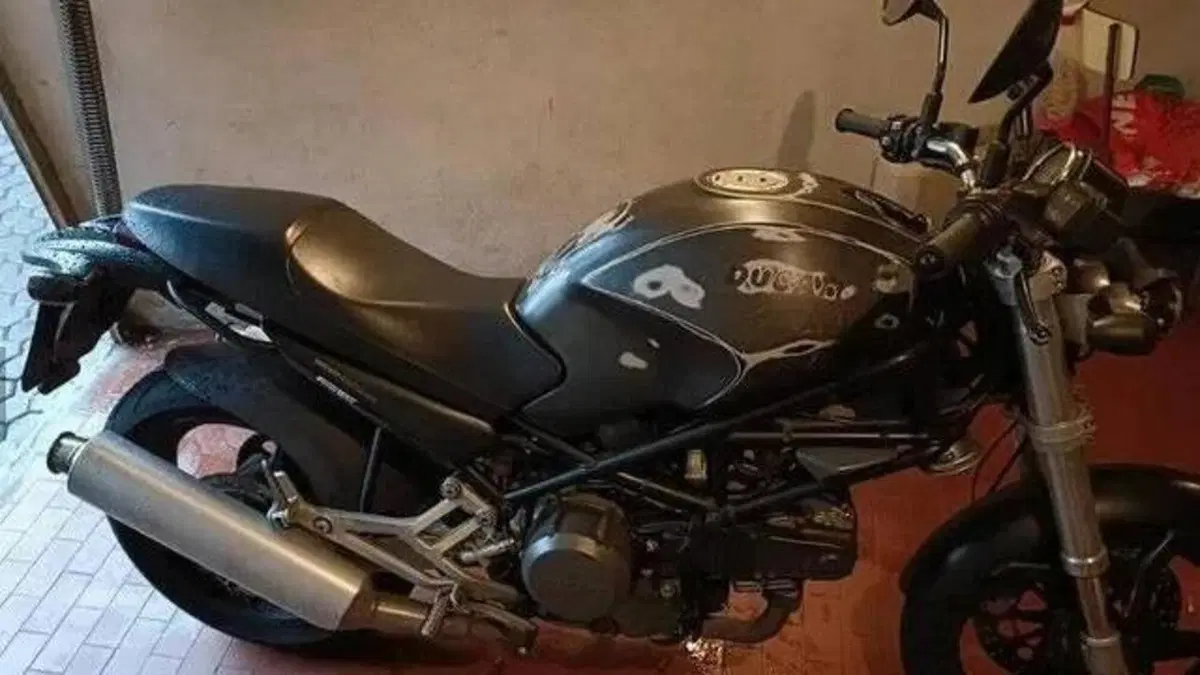 Ducati Monster 600 Dark (1998 - 01)  (4)