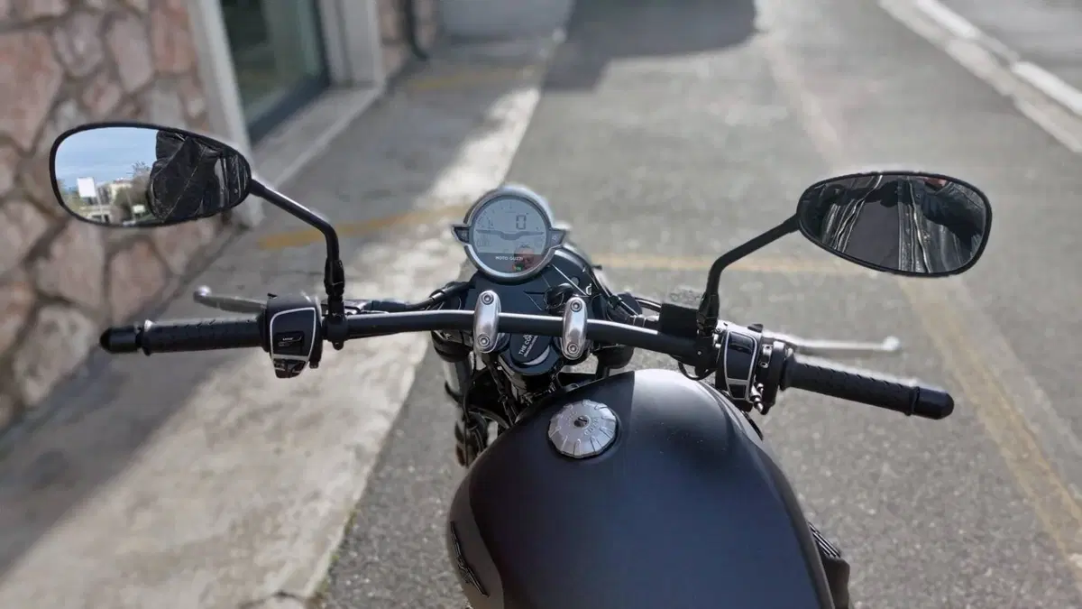 Moto Guzzi V9 Bobber Special Edition (2023 - 25)  (12)