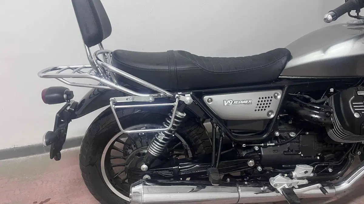 Moto Guzzi V9 Roamer (2021 - 24)  (8)