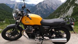 Moto Guzzi V7 II Stone (2015 - 17) 