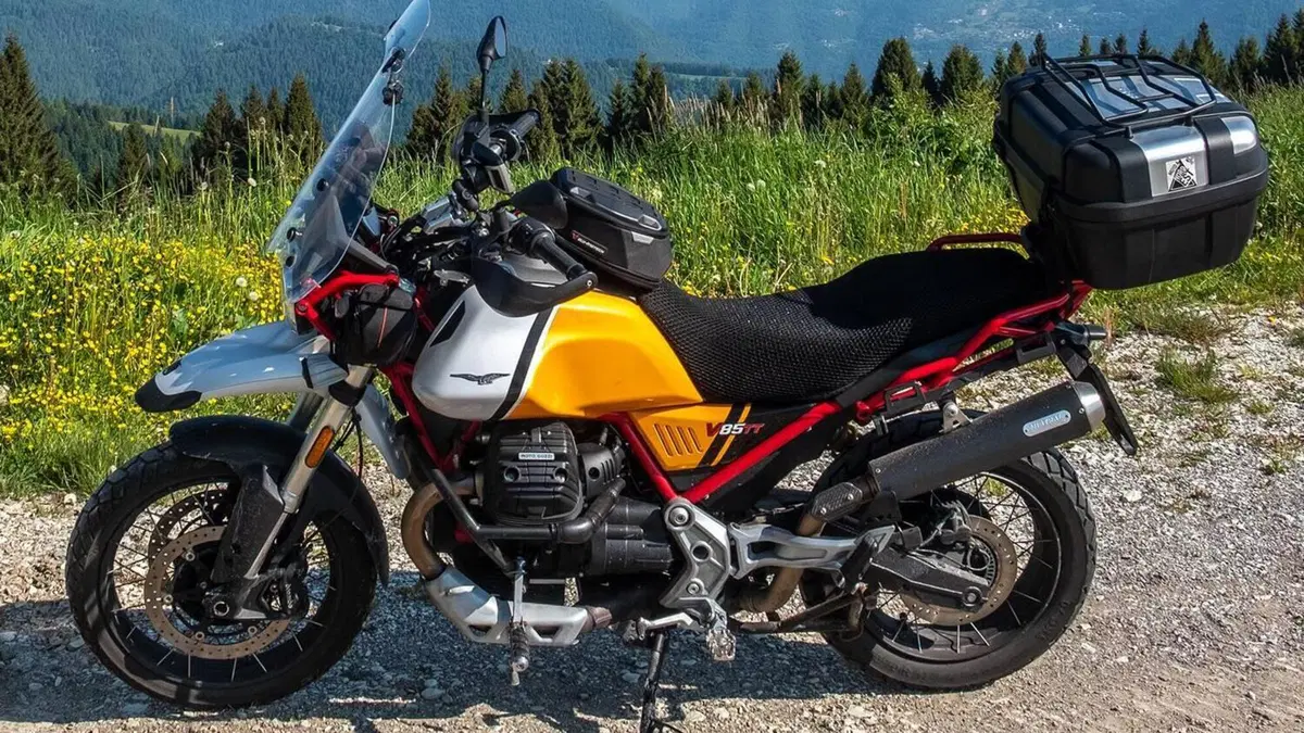 Moto Guzzi V85 TT Evocative Graphics (2021 - 23)  (2)