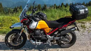 Moto Guzzi V85 TT Evocative Graphics (2021 - 23)  (2)