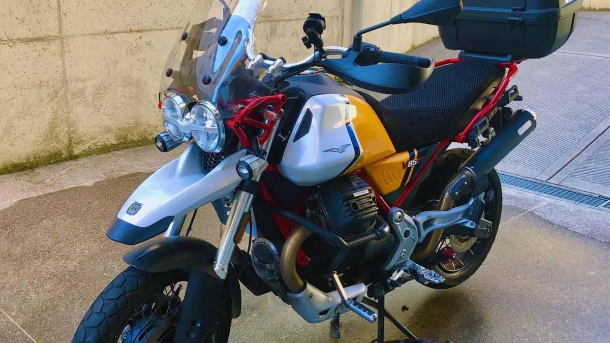 Moto Guzzi V85 TT Evocative Graphics (2021 - 23)  (3)
