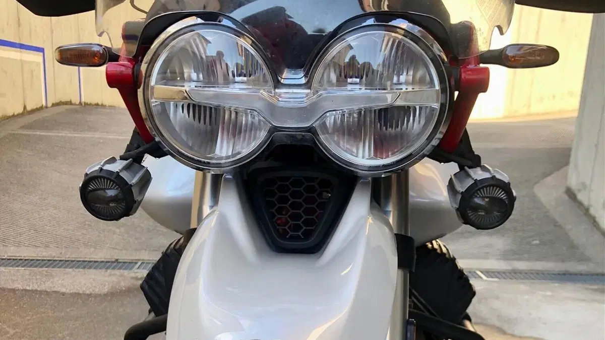 Moto Guzzi V85 TT Evocative Graphics (2021 - 23)  (6)