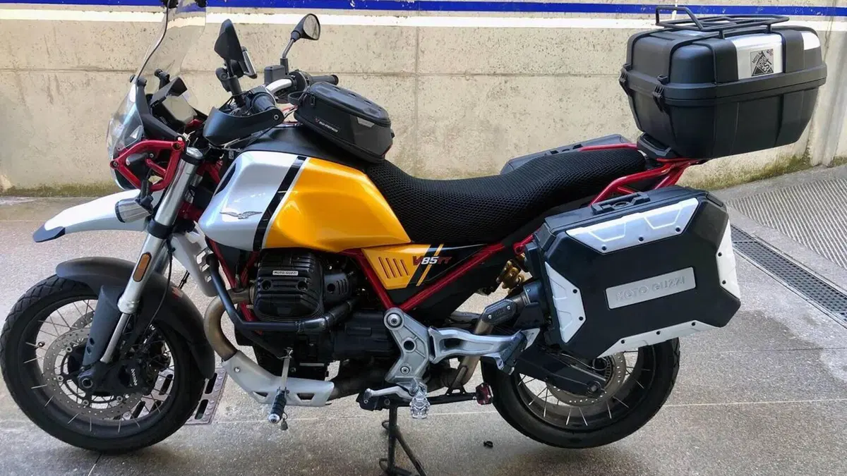Moto Guzzi V85 TT Evocative Graphics (2021 - 23)  (8)