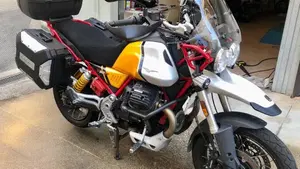 Moto Guzzi V85 TT Evocative Graphics (2021 - 23)  (9)