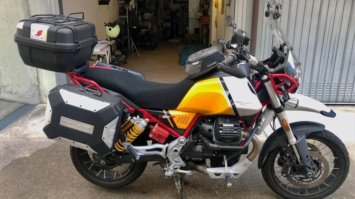 Moto Guzzi V85 TT Evocative Graphics (2021 - 23)  (10)