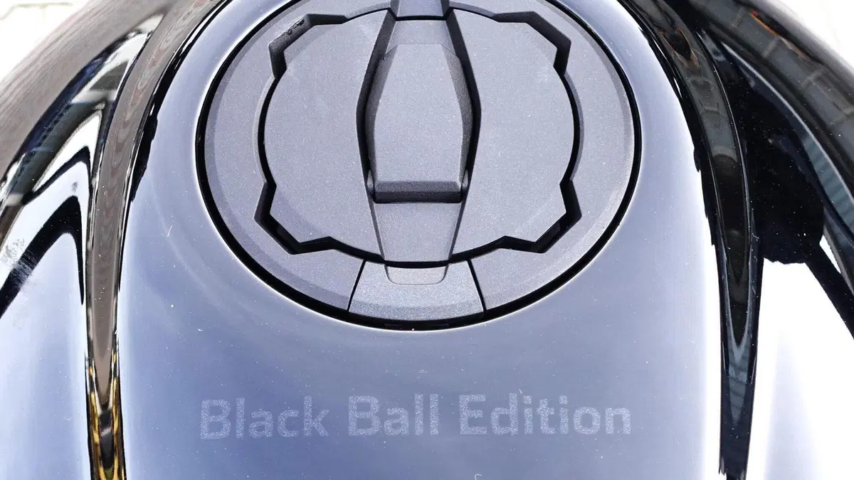 Kawasaki Z 900 RS Black Ball Edition (2026)  (5)