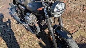 Moto Guzzi V7 Stone (2021 - 24) 