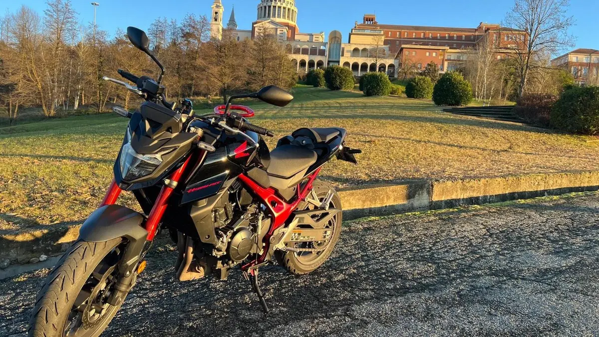 Honda CB 750 Hornet (2023 - 24)  (2)