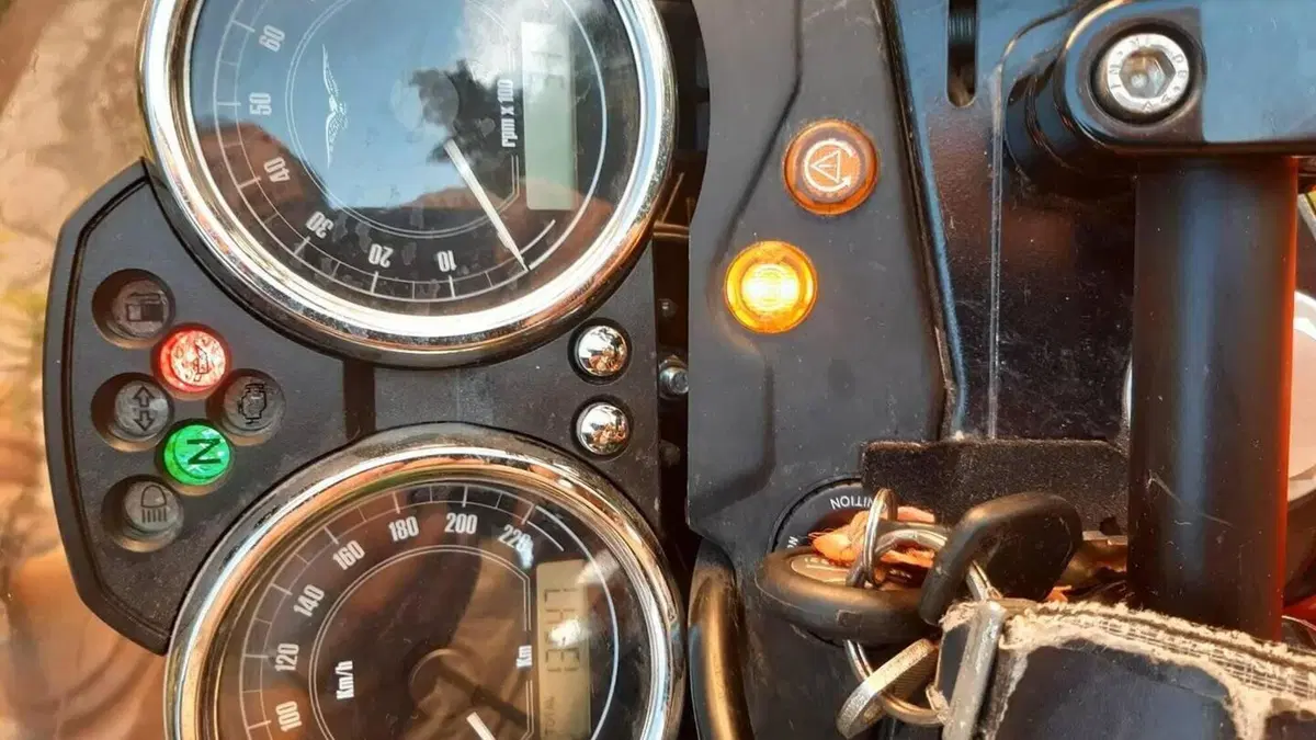 Moto Guzzi V7 II Stone (2015 - 17)  (3)