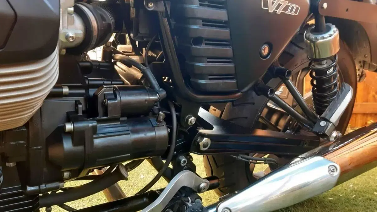 Moto Guzzi V7 II Stone (2015 - 17)  (4)