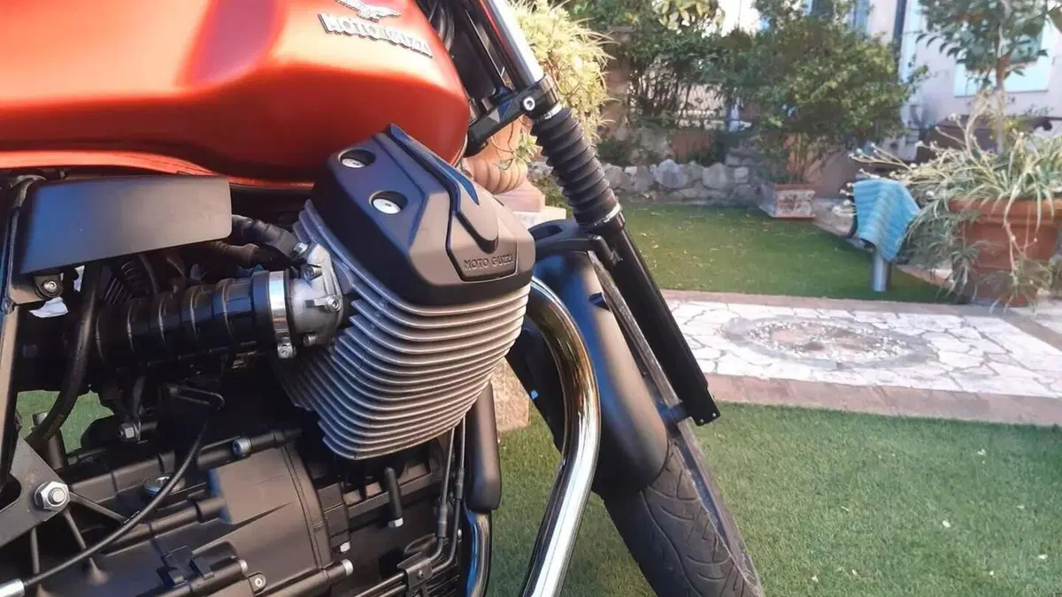 Moto Guzzi V7 II Stone (2015 - 17)  (5)
