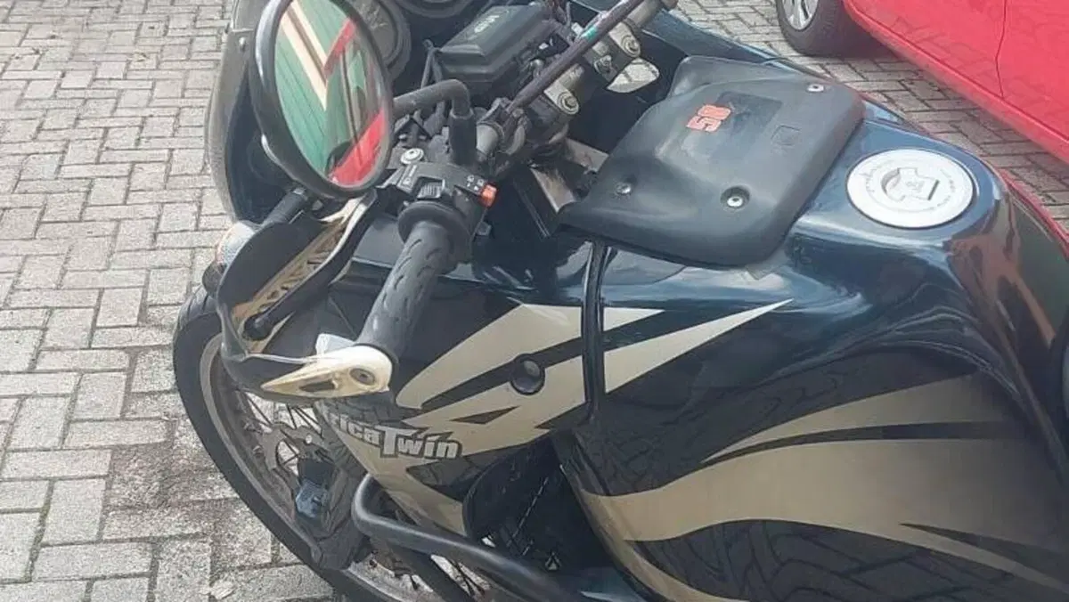 Honda Africa Twin XRV 750 (1996 - 02)  (2)