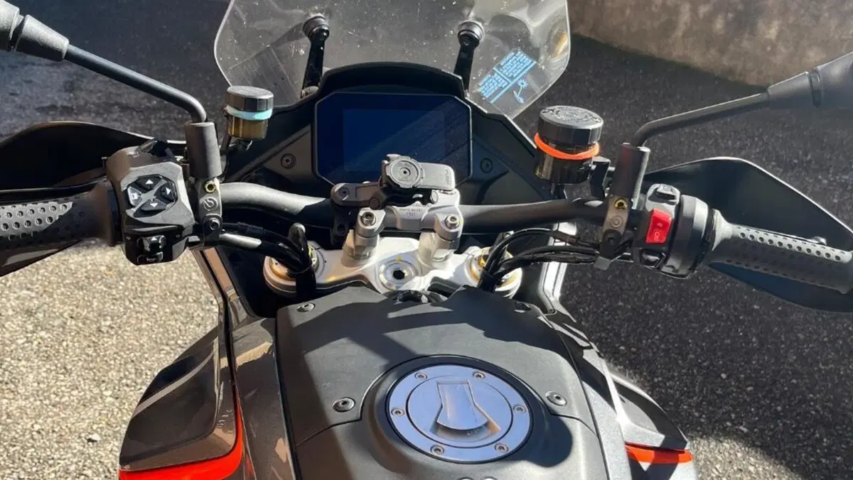 Moto Guzzi V100 Mandello S (2022 - 24)  (4)