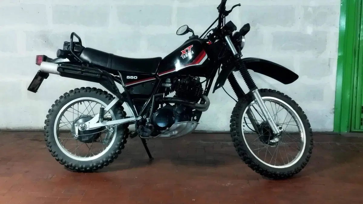 Yamaha XT 550  (2)