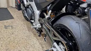 Aprilia Tuono V4 Factory (2021 - 24)  (3)
