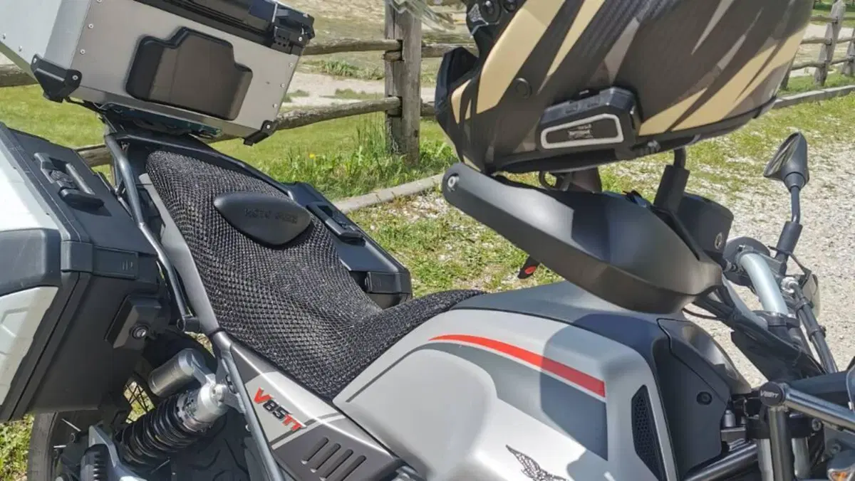 Moto Guzzi V85 TT Travel (2021 - 23)  (3)