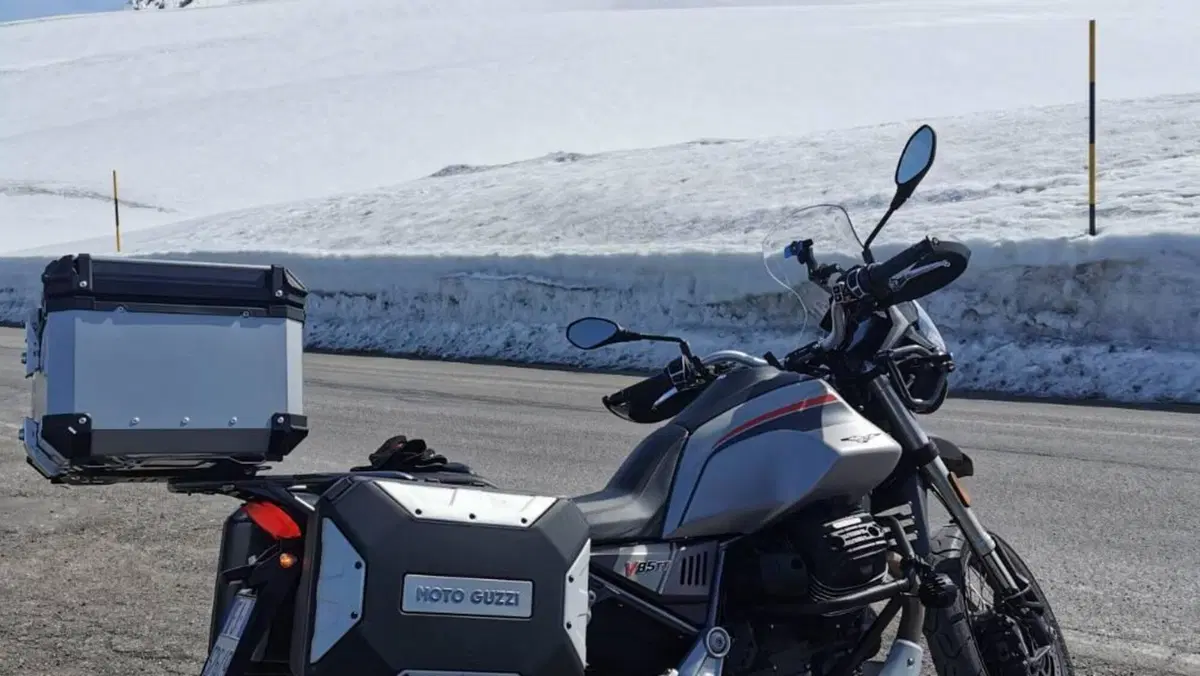 Moto Guzzi V85 TT Travel (2021 - 23)  (4)