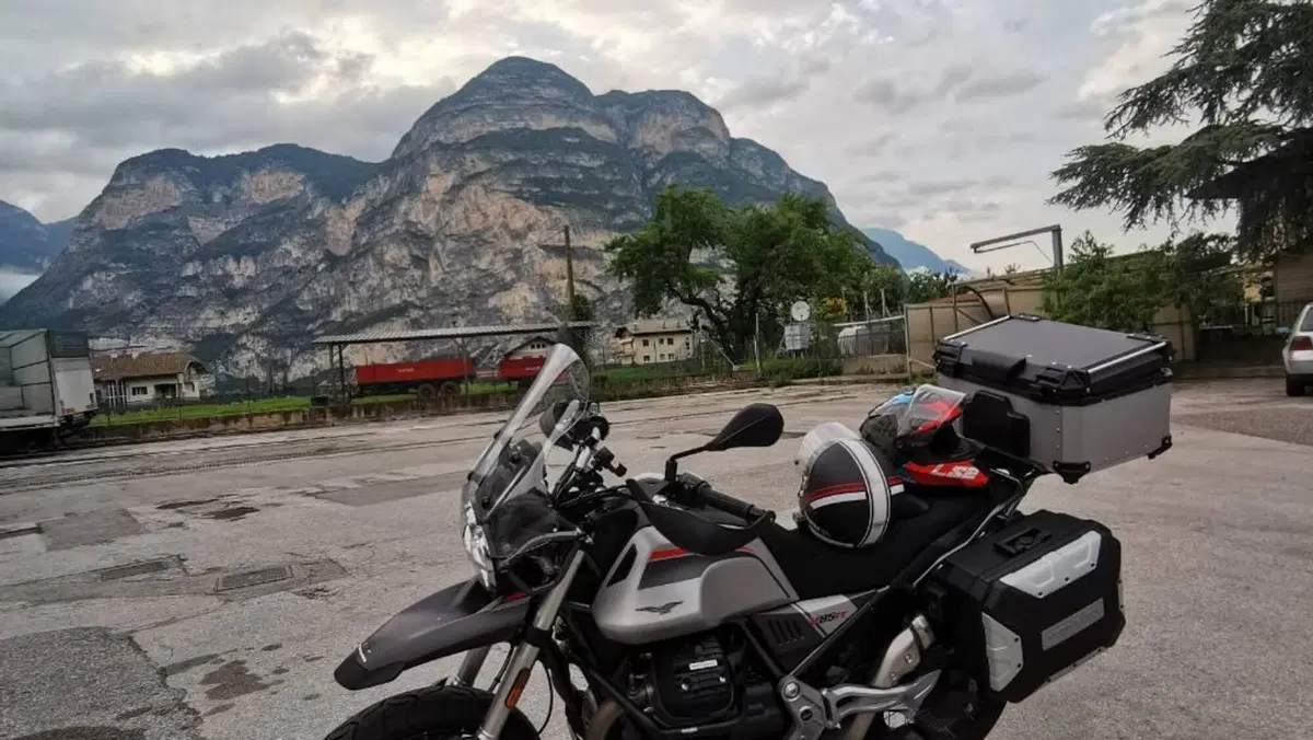 Moto Guzzi V85 TT Travel (2021 - 23)  (6)