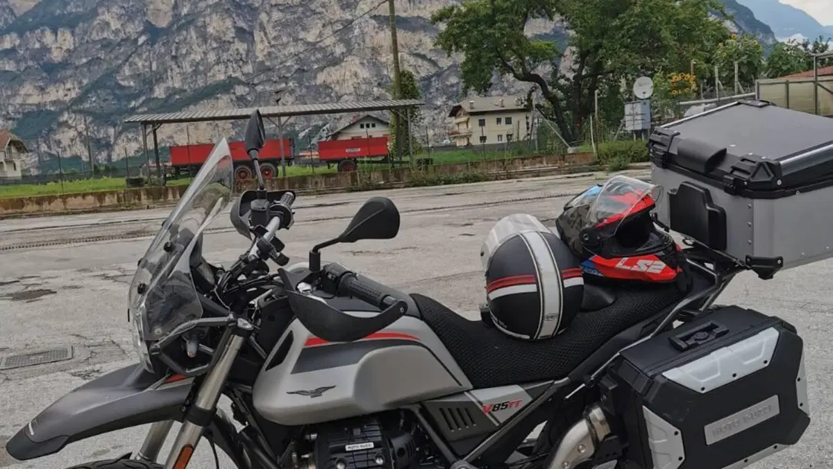 Moto Guzzi V85 TT Travel (2021 - 23)  (7)