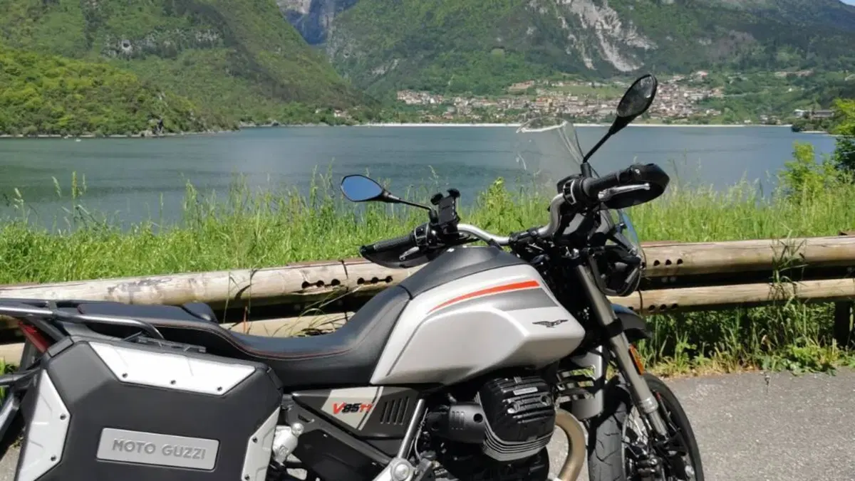 Moto Guzzi V85 TT Travel (2021 - 23)  (9)