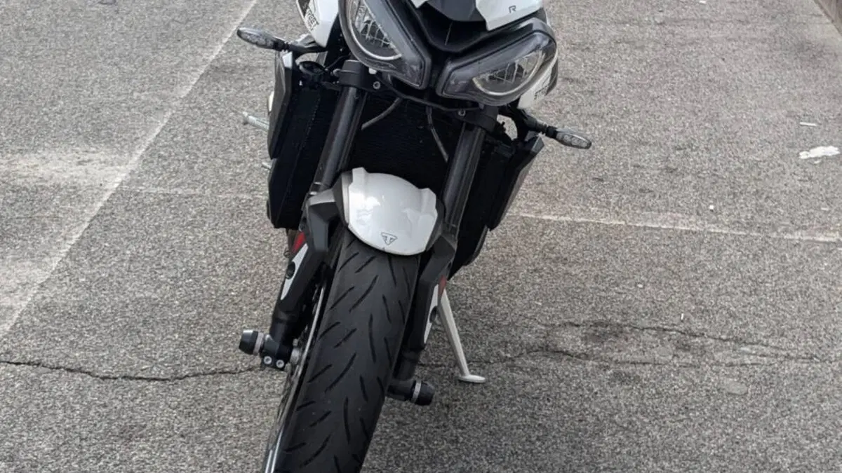 Triumph Street Triple 765 R (2023 - 26)  (2)