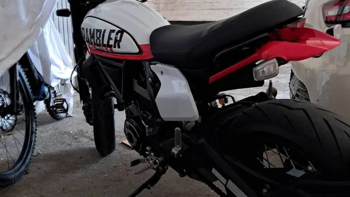 Ducati Scrambler 800 Urban Motard (2022) 