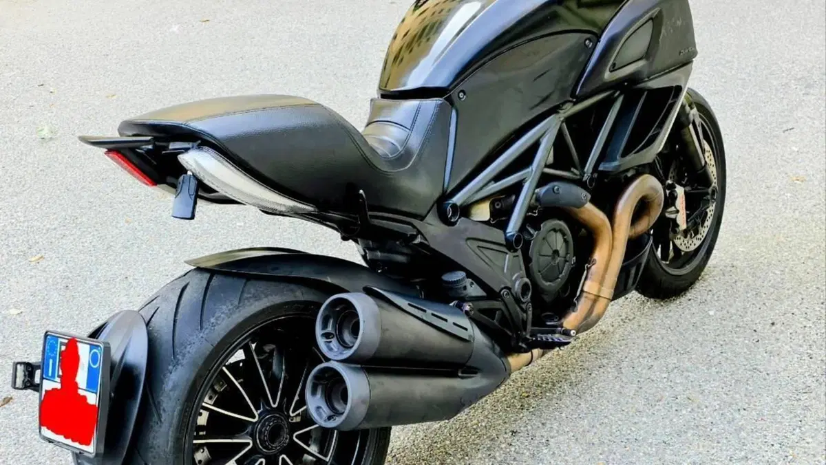 Ducati Diavel 1200 Dark (2012 - 13)  (2)