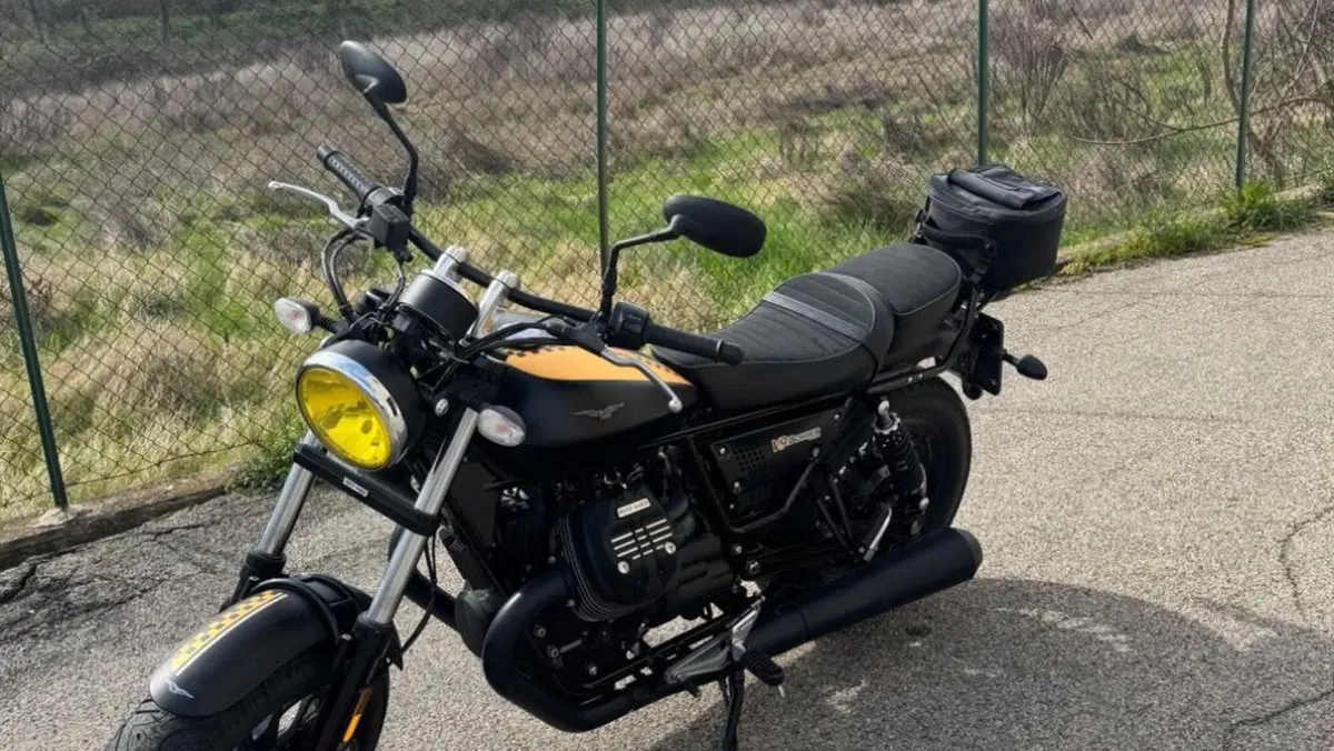 Moto Guzzi V9 Bobber (2016 - 18)  (2)