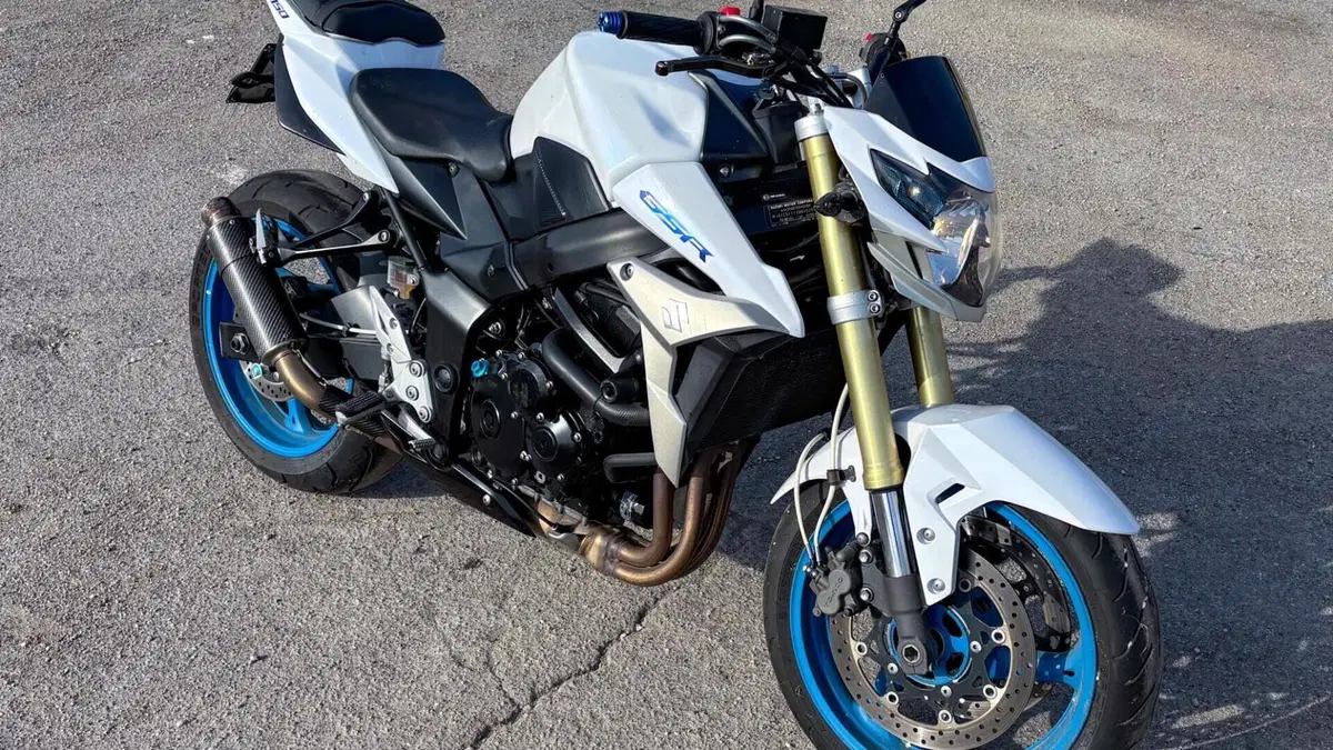 Suzuki GSR 750 (2010 - 15)  (2)