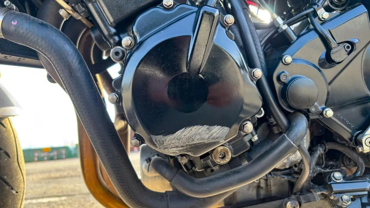 Suzuki GSR 750 (2010 - 15)  (3)