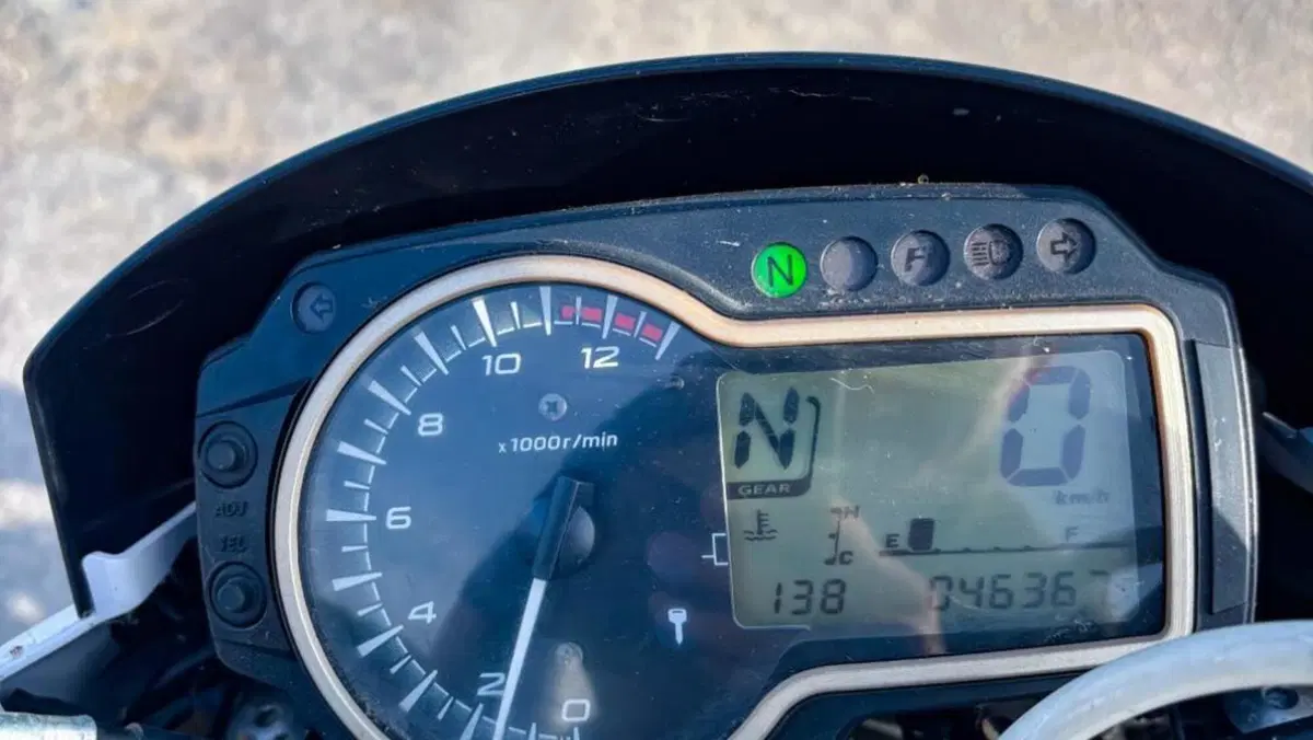 Suzuki GSR 750 (2010 - 15)  (4)
