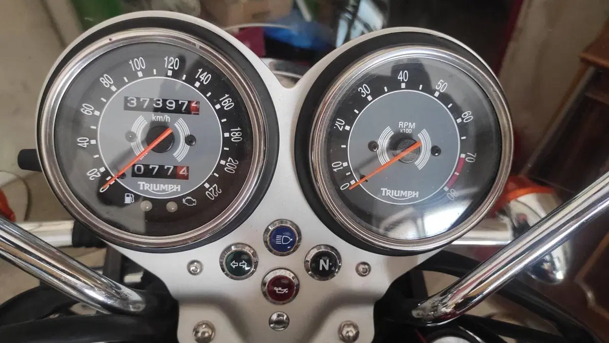 Triumph Bonneville T100 (2008 - 16)  (7)