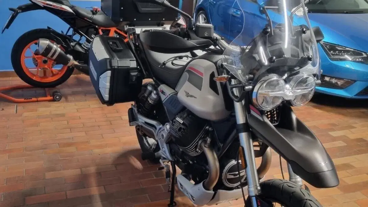 Moto Guzzi V85 TT Travel (2021 - 23)  (2)