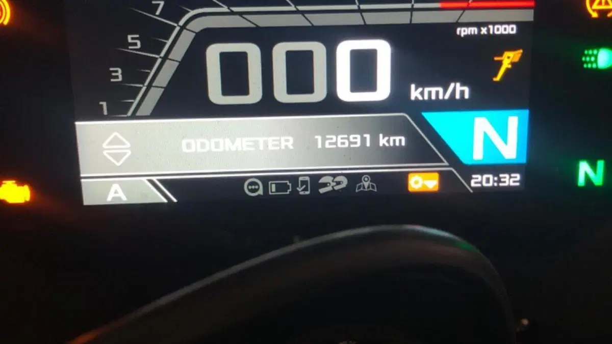 Aprilia Tuono V4 Factory (2021 - 24)  (4)