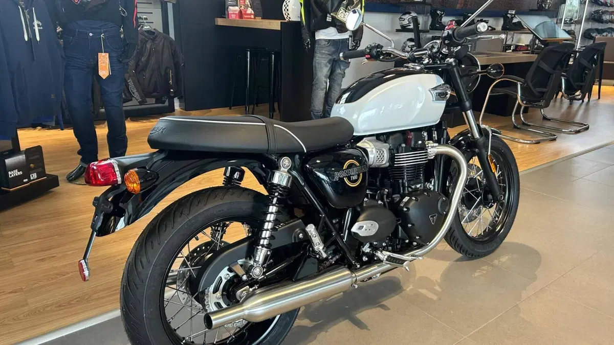 Triumph Bonneville T100 (2026)  (2)