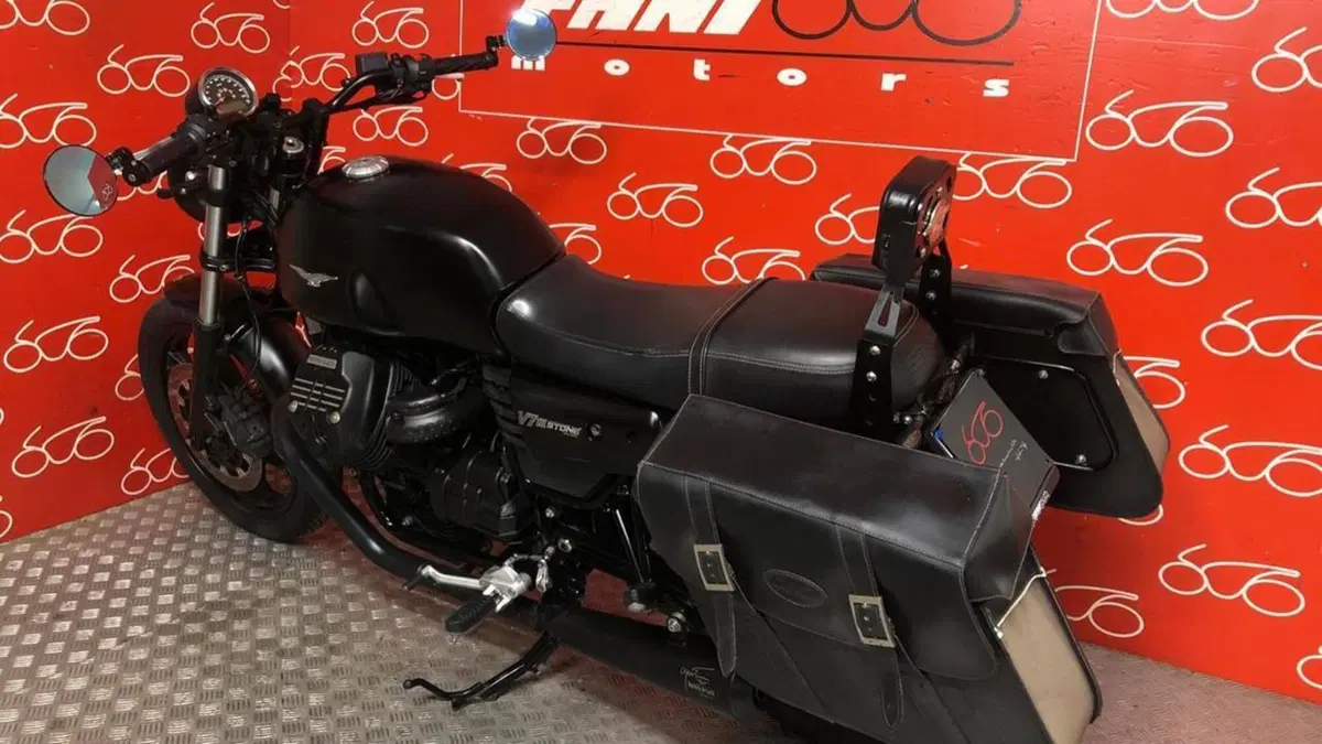 Moto Guzzi V7 III Stone (2017 - 20)  (4)