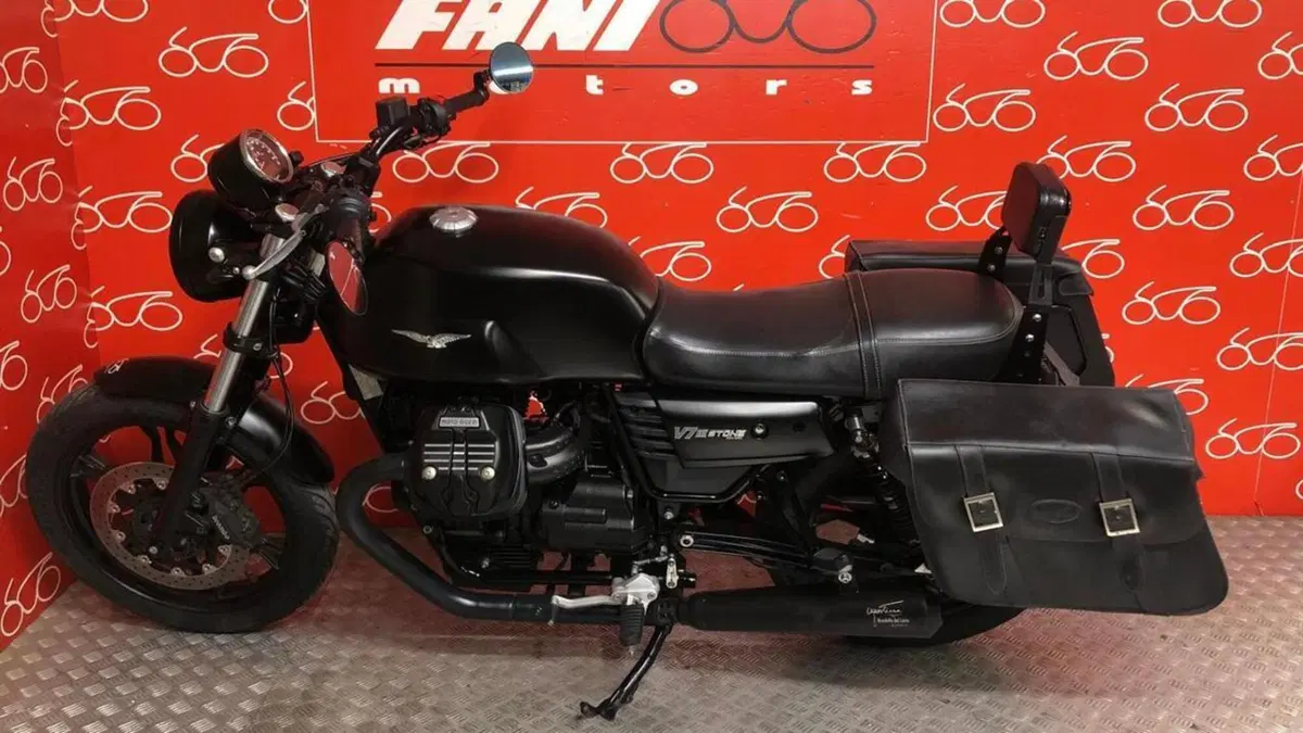 Moto Guzzi V7 III Stone (2017 - 20)  (3)