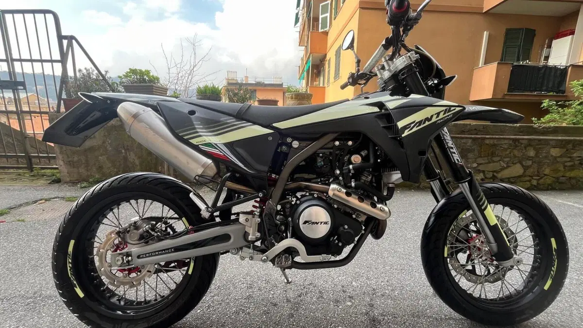Fantic Motor XMF 125 Motard Performance 4T (2023 - 24)  (2)