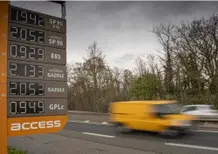 Carburanti alle stelle, la Francia non ci sta: prezzi bloccati e ispezioni a tappeto contro il caro benzina 