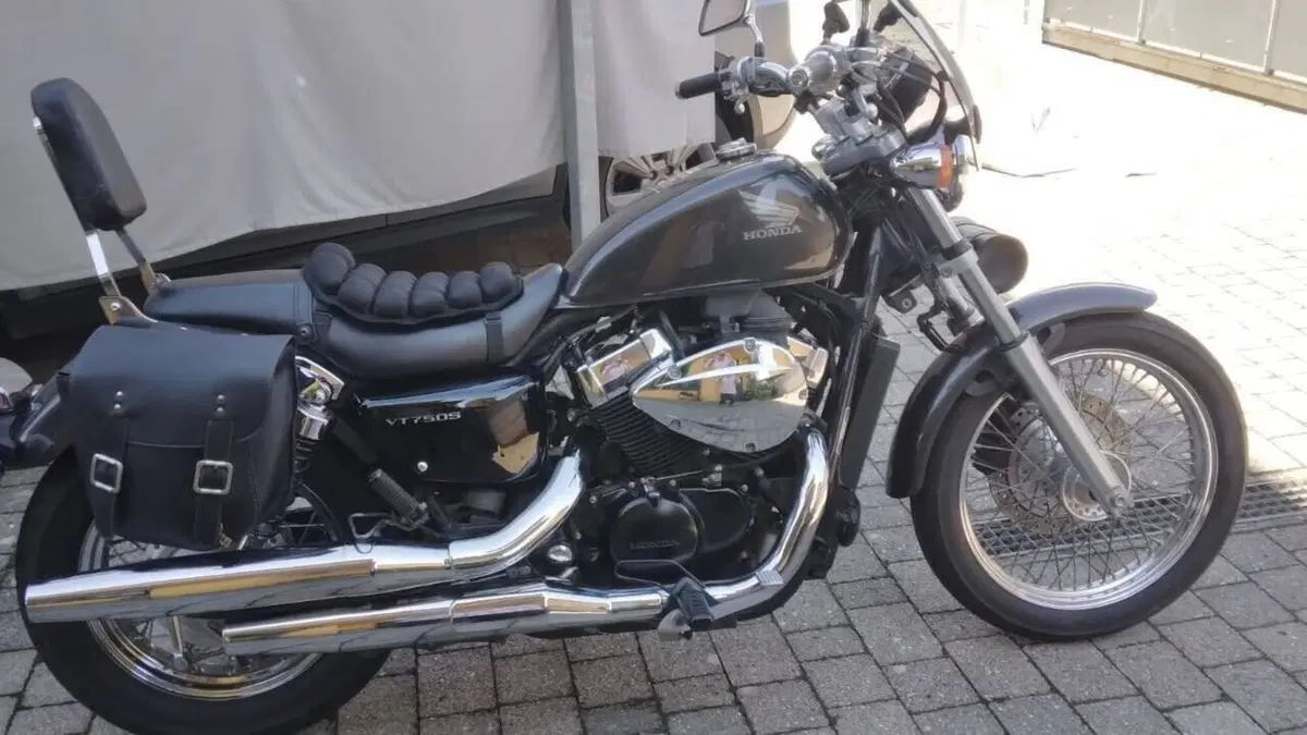 Honda VT 750S Shadow Black Spirit  (2)