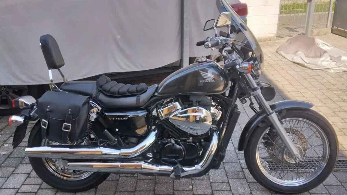 Honda VT 750S Shadow Black Spirit  (5)