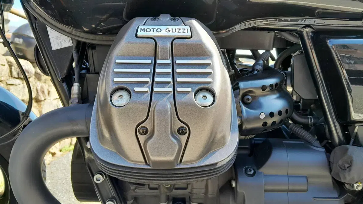 Moto Guzzi V7 Stone Special Edition (2022 - 25)  (3)