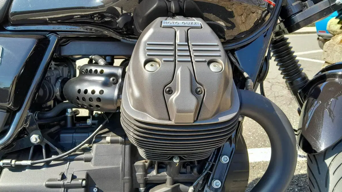 Moto Guzzi V7 Stone Special Edition (2022 - 25)  (4)